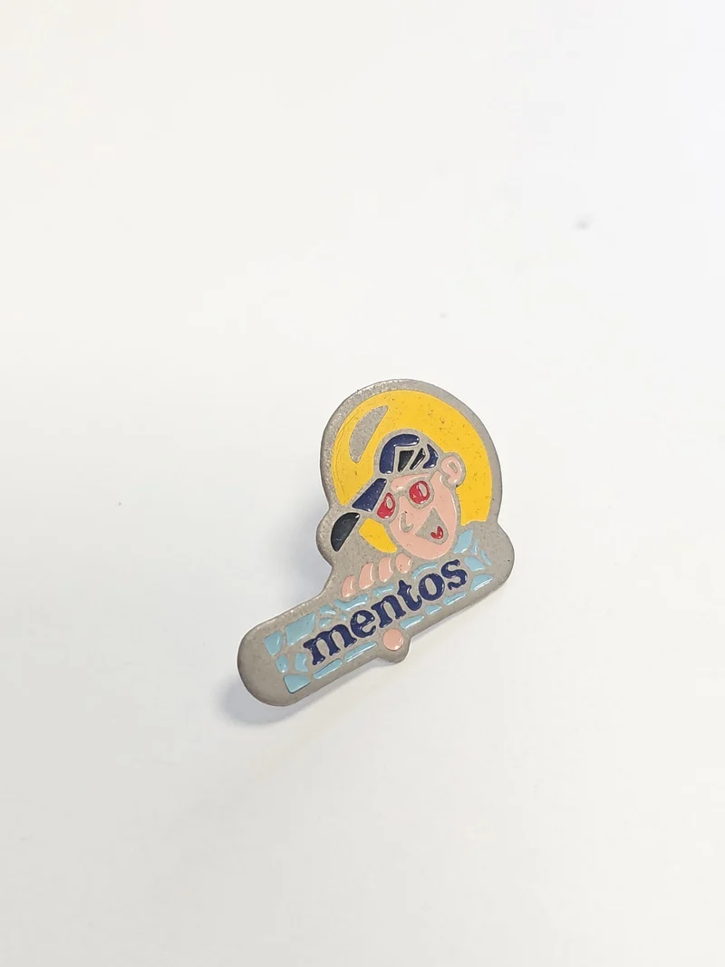 Pin's rétro Mentos ancien, badge publicitaire vintage collection années 90 rare