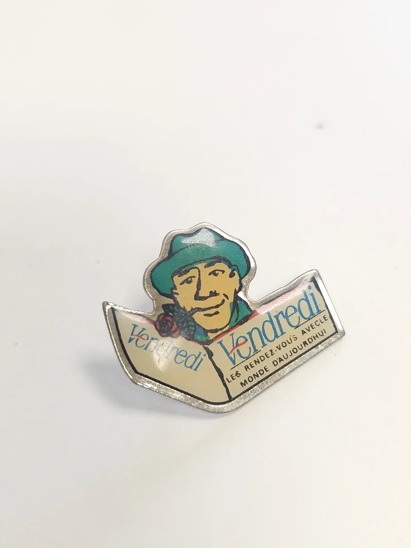 Pin's ancien rétro Vendredi, badge vintage collection, objet publicitaire rare