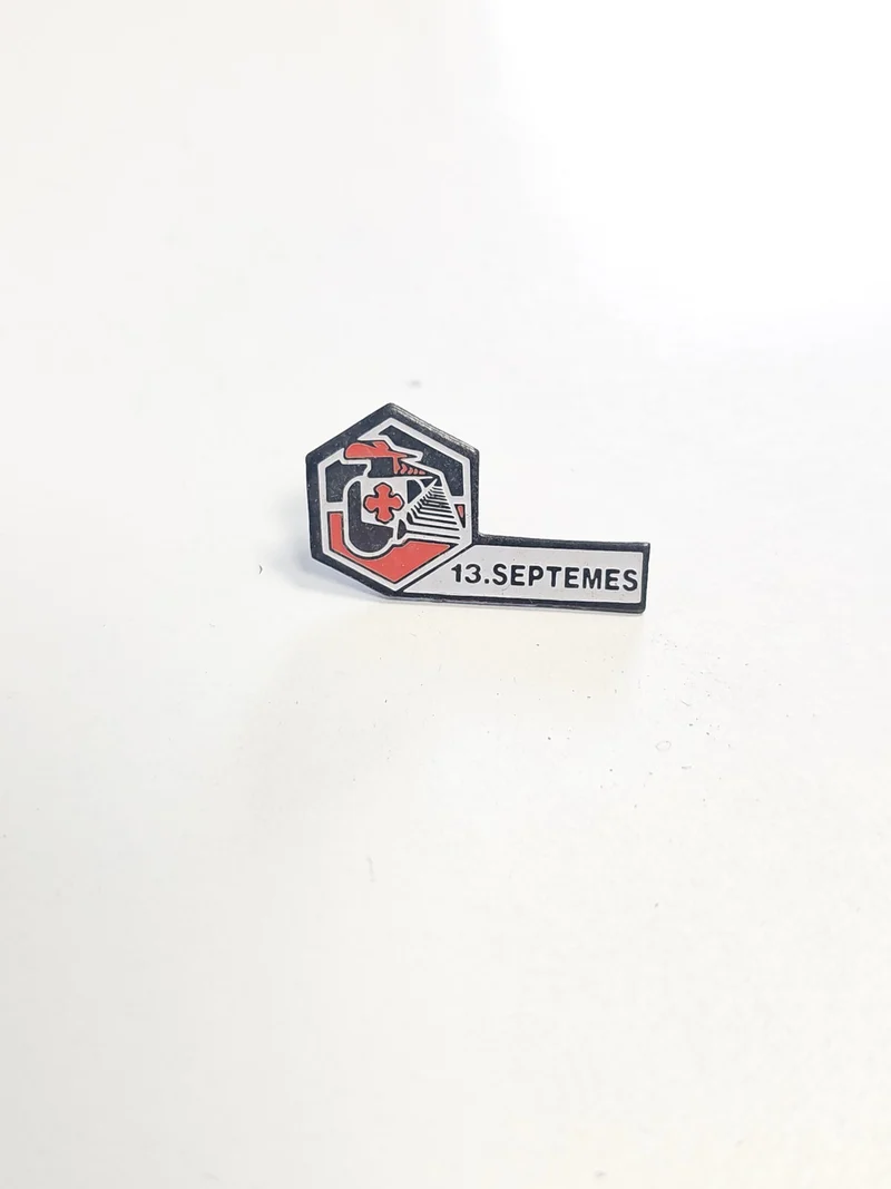 Pin's vintage 13 Septèmes ancien badge rétro collection France objet original