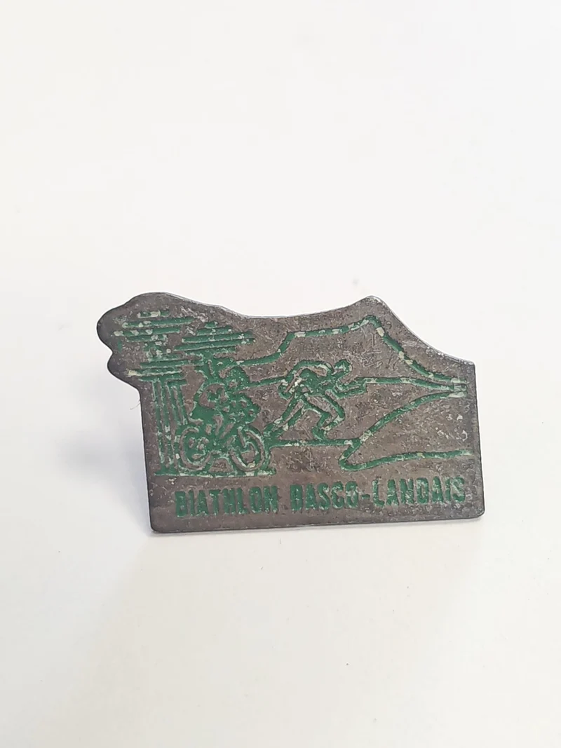 Pin's ancien biathlon rétro, badge vintage sport d'hiver collection années 80 90