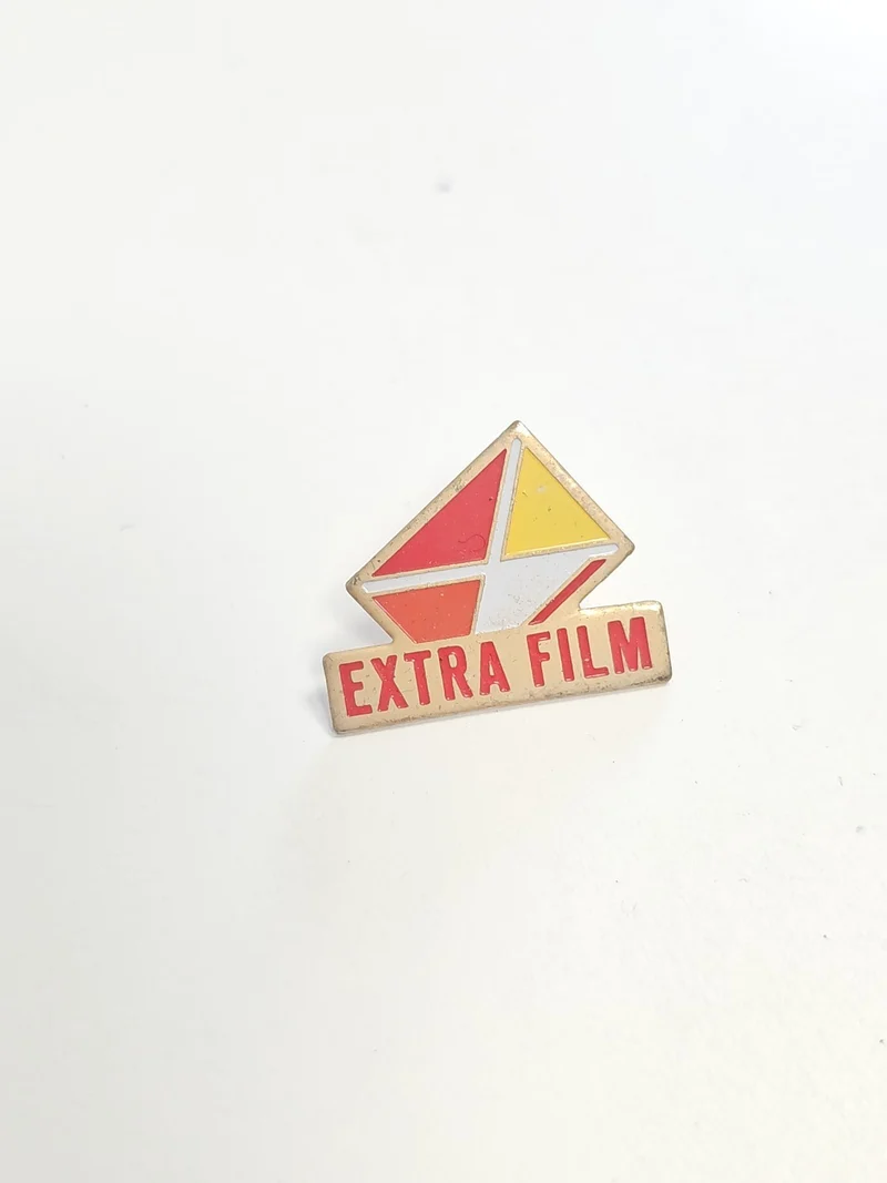 Pin's rétro ancien Extra Film, badge publicitaire vintage collection cinéma phot