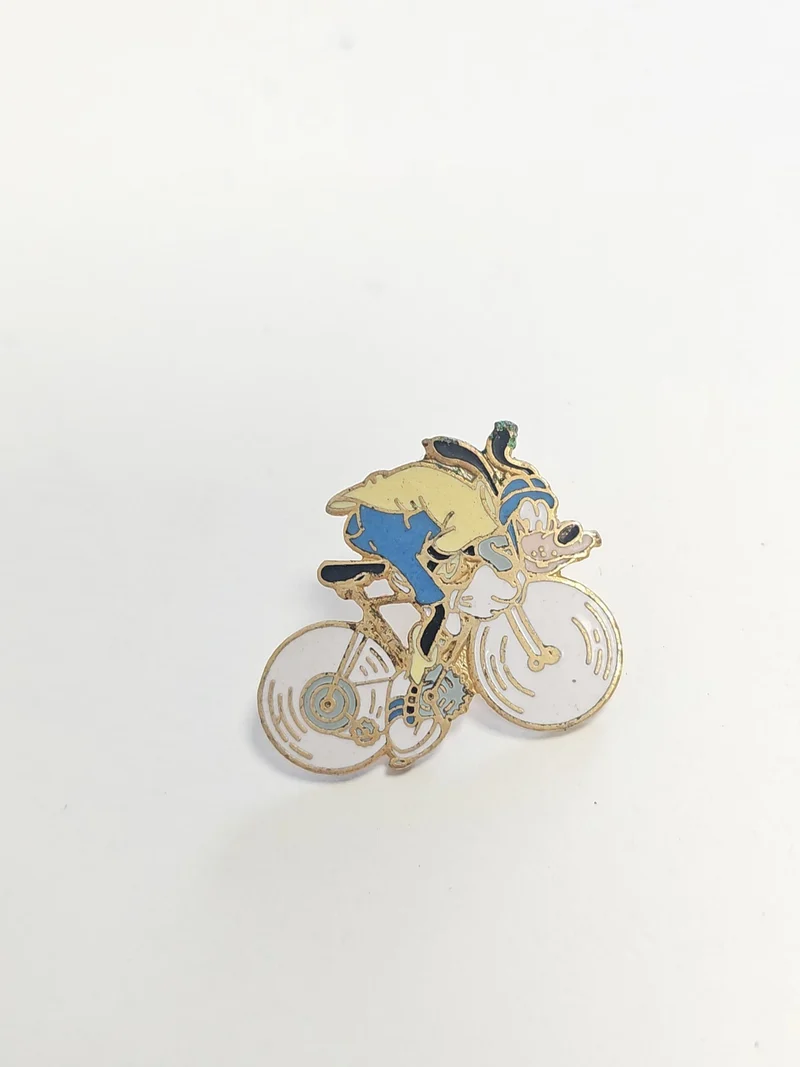Pin's rétro Disney ancien ? Mickey Mouse à vélo, collection vintage années 90