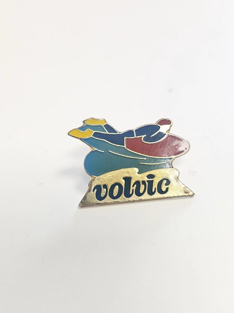 Pin's rétro Volvic ancien, badge publicitaire vintage collection France années 8