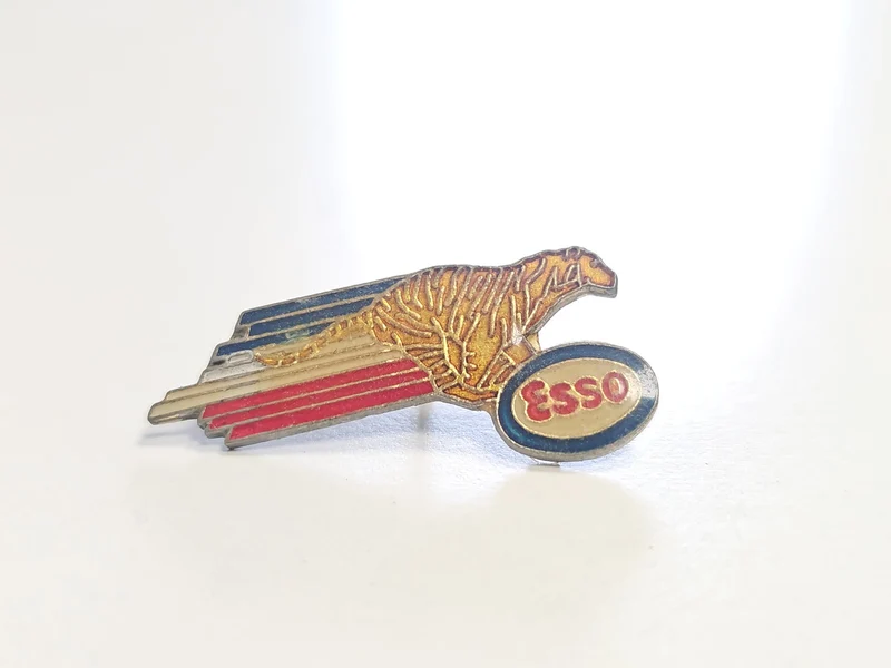 Pin's ancien Esso vintage rétro collection essence publicité garage auto rare