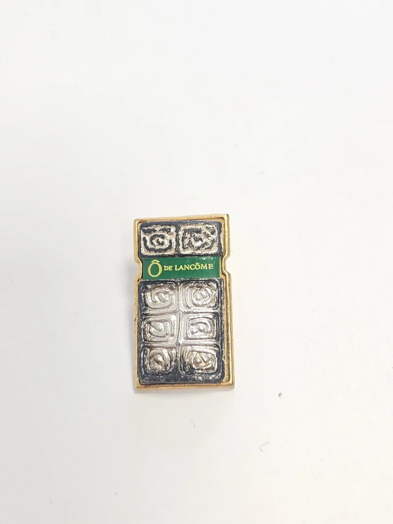 Pin's ancien Lancome vintage, badge rétro collection parfum, accessoire publicit