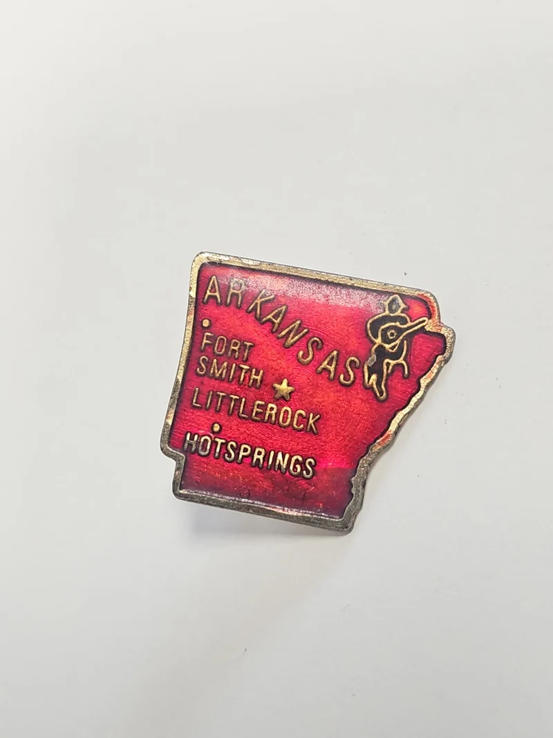 Pin's ancien vintage Arkansas, badge rétro USA, collection objets publicitaires