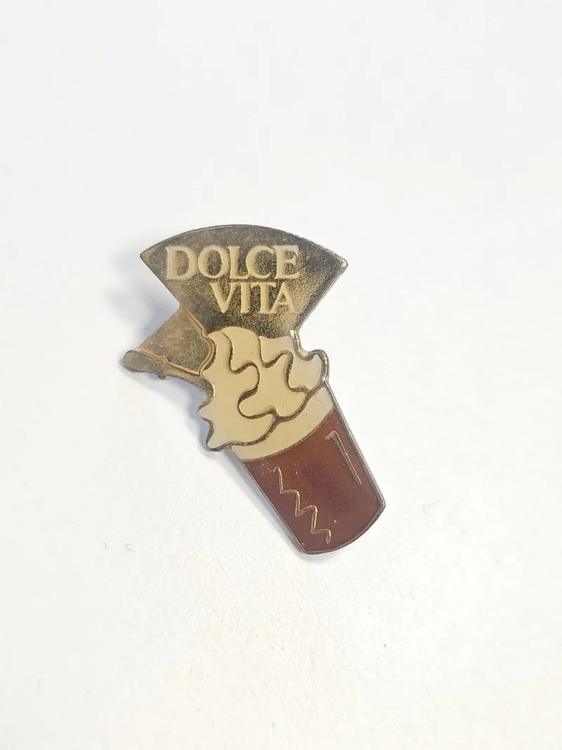 Pin's rétro Dolce Vita ancien, badge vintage collection années 80 rare occasion