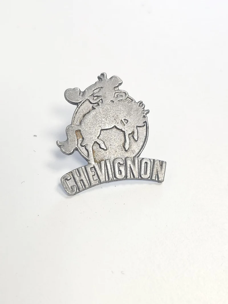 Pin's rétro Chevignon ancien ? Badge vintage collection années 80-90 mode rare