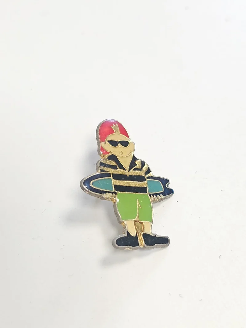 Pin's ancien rétro surf années 80, badge vintage collection sports de glisse