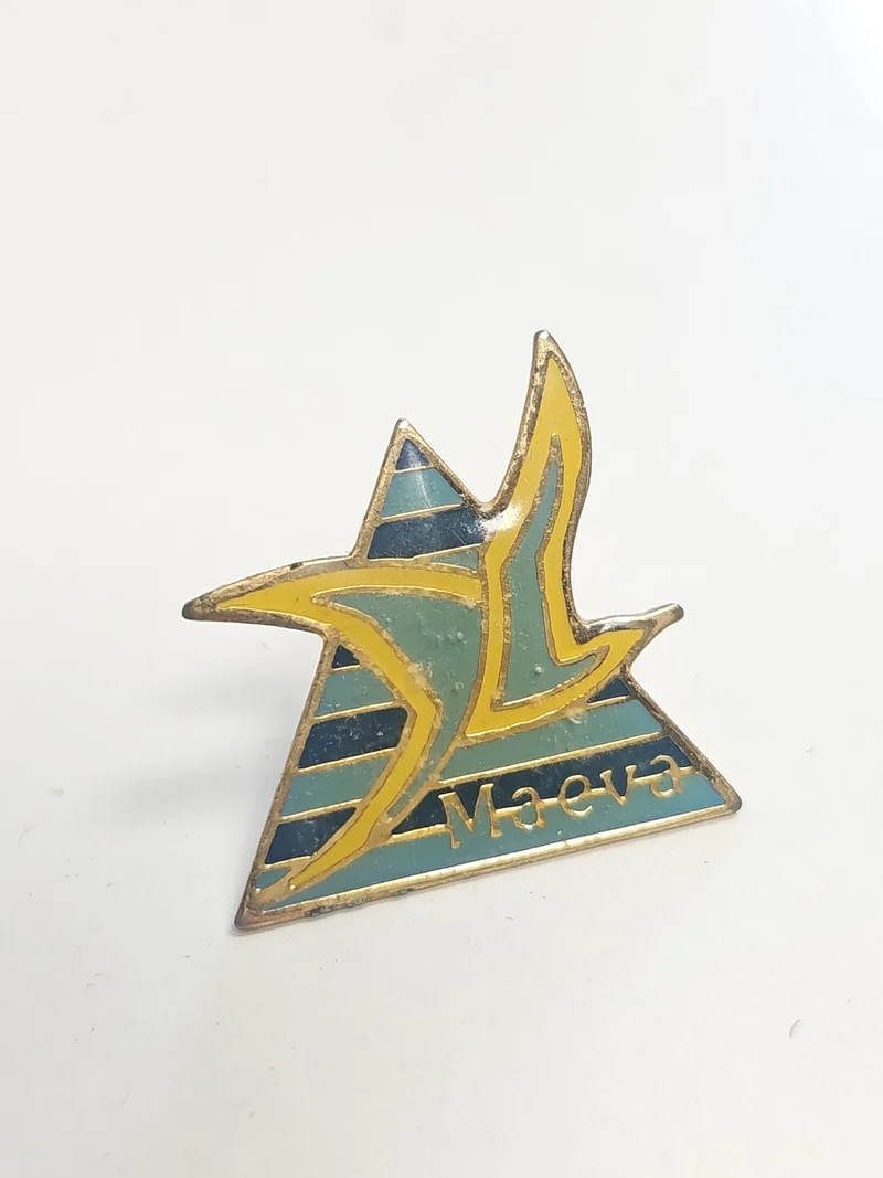 Pin's ancien Maeva rétro collection, badge publicitaire vintage années 80 90
