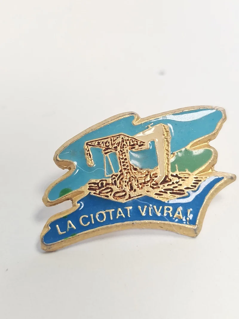 Pin's rétro ancien La Ciotat ? badge collection vintage, souvenir Côte d?Azur