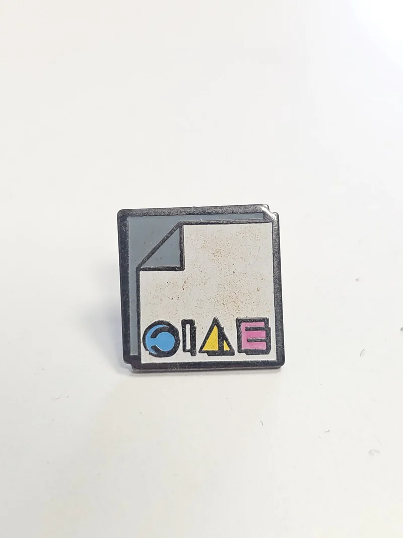 Pin's vintage ancien, badge rétro pour collectionneur, objet publicitaire rare
