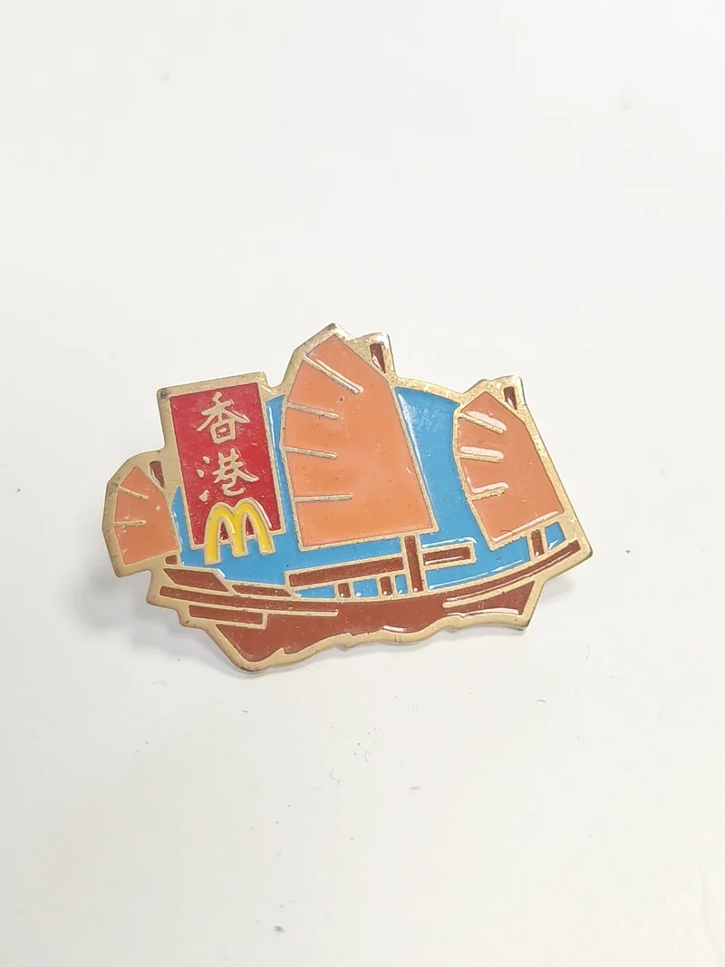 Pin badge McDonald's Chine motif bateau, broche originale McDo thème maritime