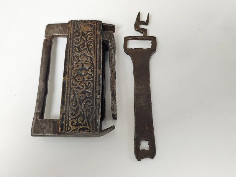 Cadenas ancien vintage à système mécanique, objet rétro pour collectionneur