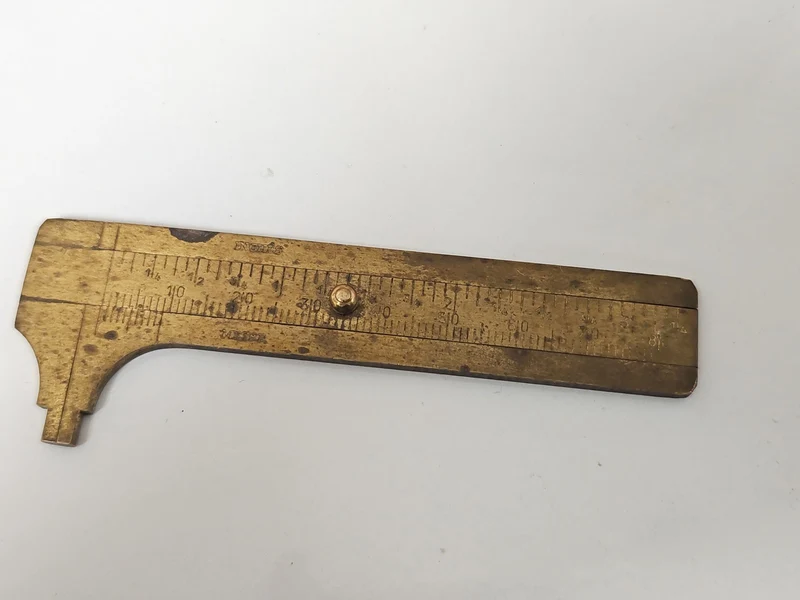 Règle de mesure ancienne vintage, instrument rétro de collection, objet d?époque