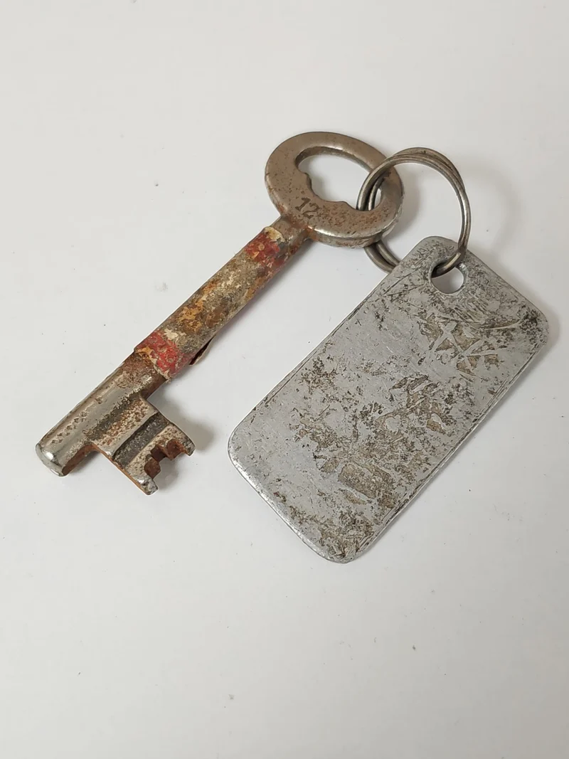 Ancienne petite clé vintage en métal pour collection ou décoration rétro