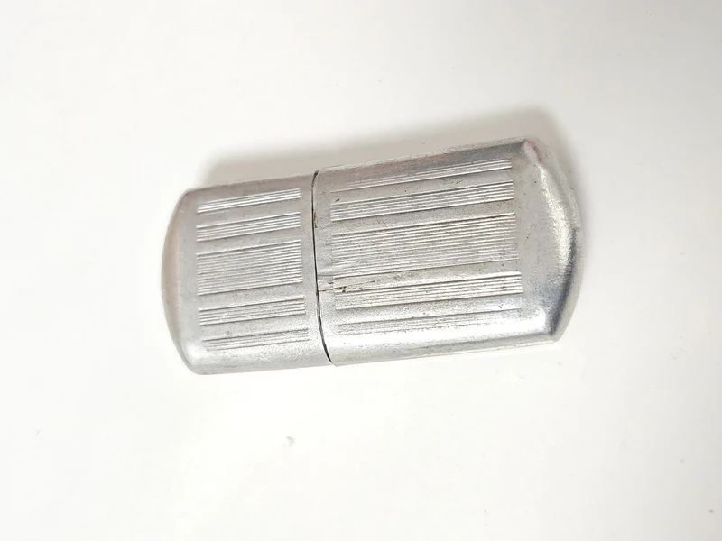 Ancien briquet militaire vintage, objet de collection rétro pour amateur d?histo