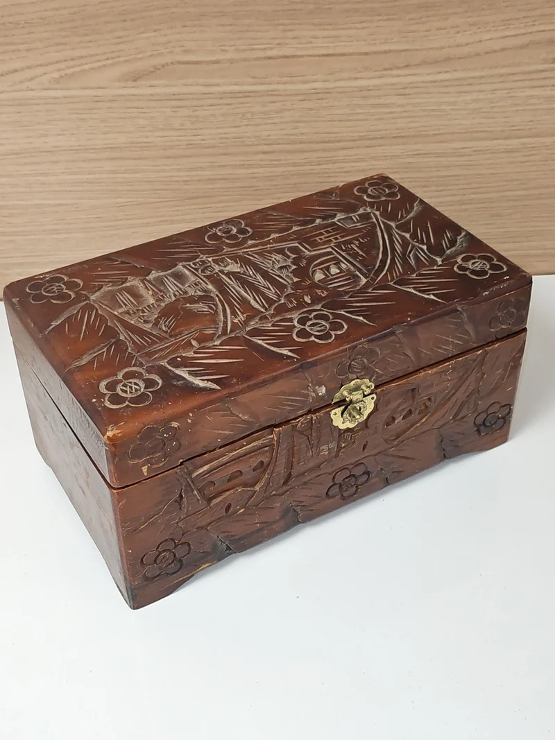 Ancienne boîte en bois sculpté vintage, coffret rétro décoratif collection