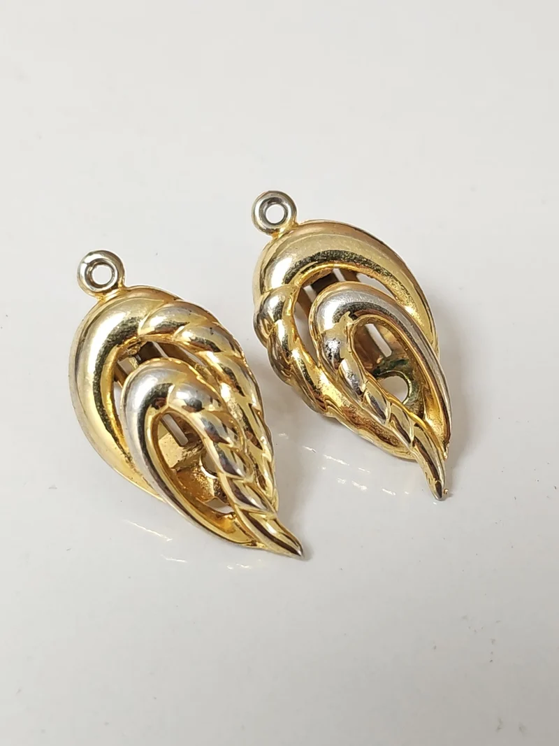 Paire de boucles d?oreilles anciennes vintage rétro pour collection ou cadeau or