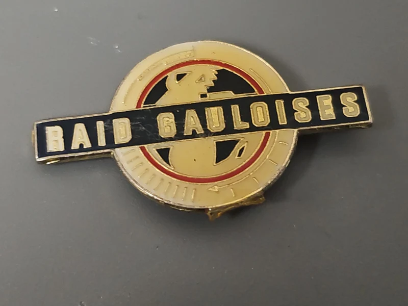 Pin's vintage Raid Gauloises ancien badge rétro collection sport aventure rare
