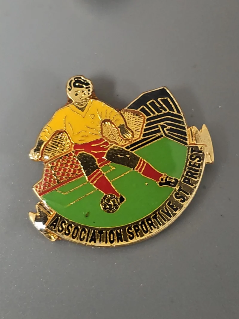 Pin's rétro ancien Association Sportive St Priest badge vintage collection footb