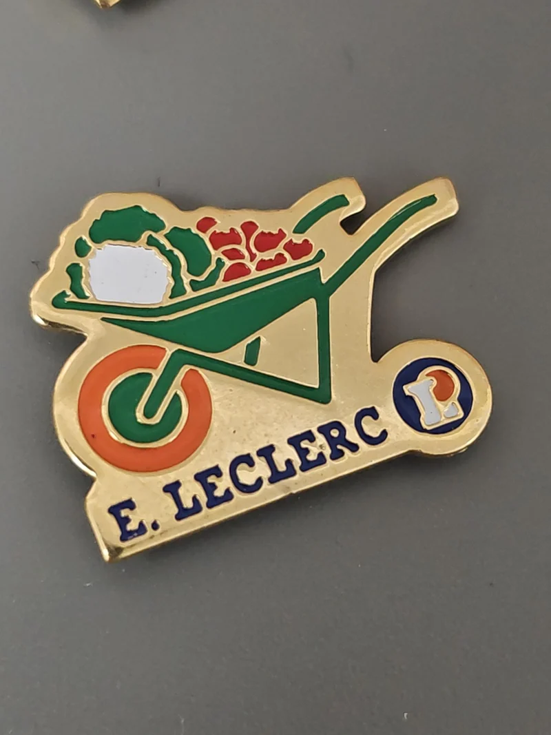 Pin's ancien rétro Leclerc, badge publicitaire vintage, collection années 80-90