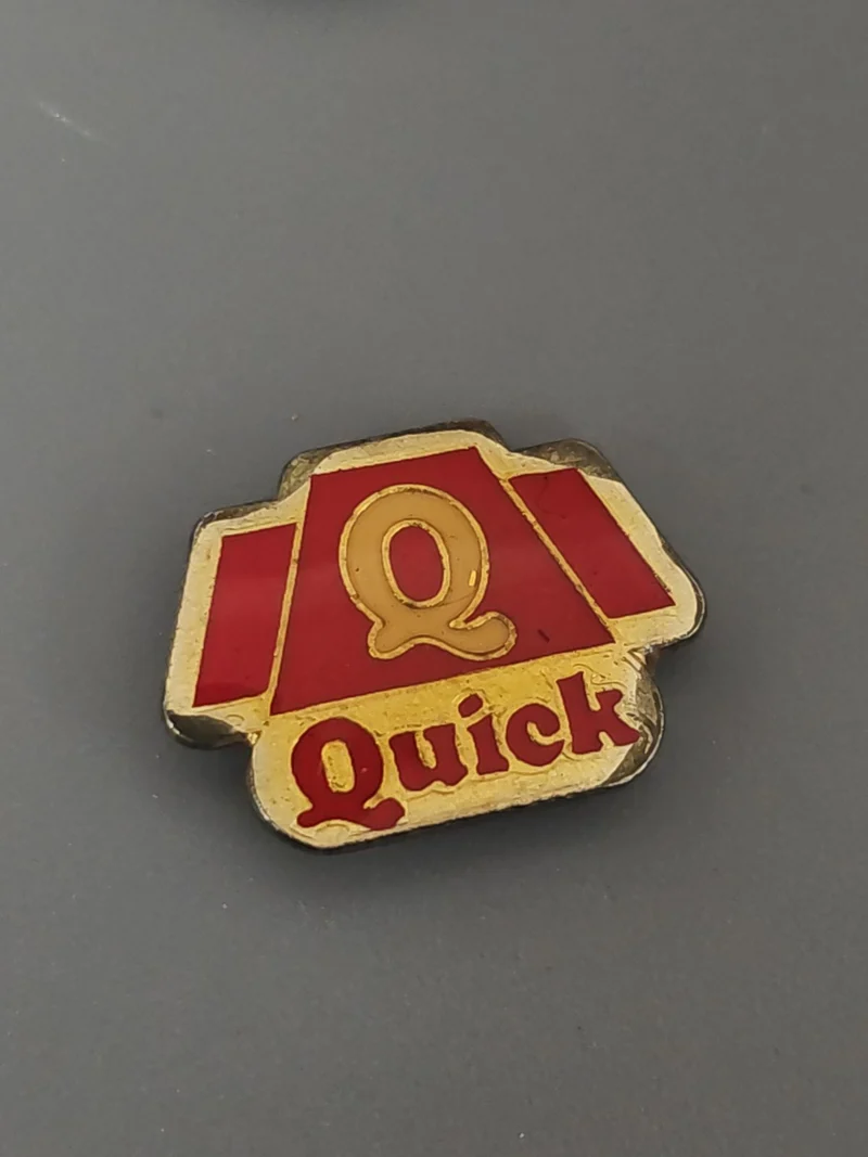 Pin's ancien rétro Quick, badge vintage collection fast-food France années 90