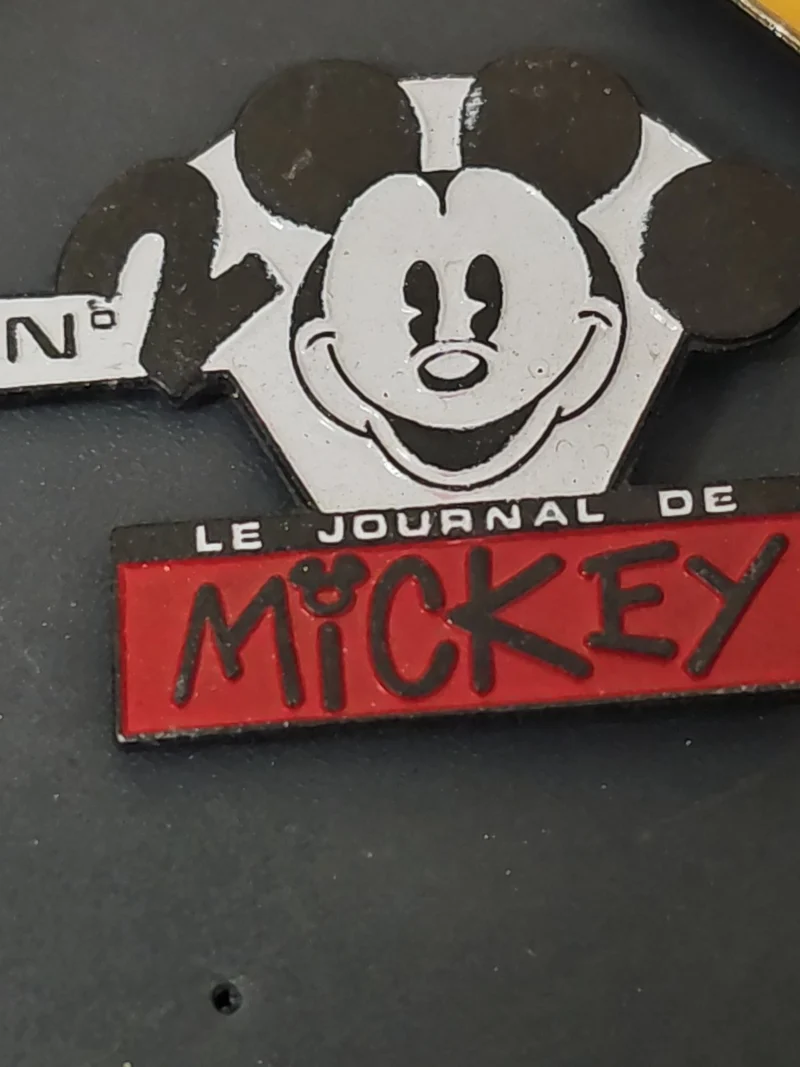 Pin's vintage Le Journal de Mickey ancien badge rétro collection Disney France