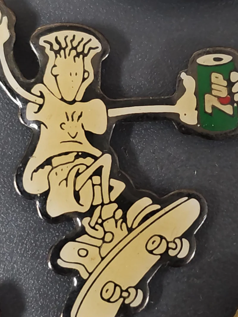 Pin's rétro ancien 7up ? badge publicitaire vintage boisson collection années 90