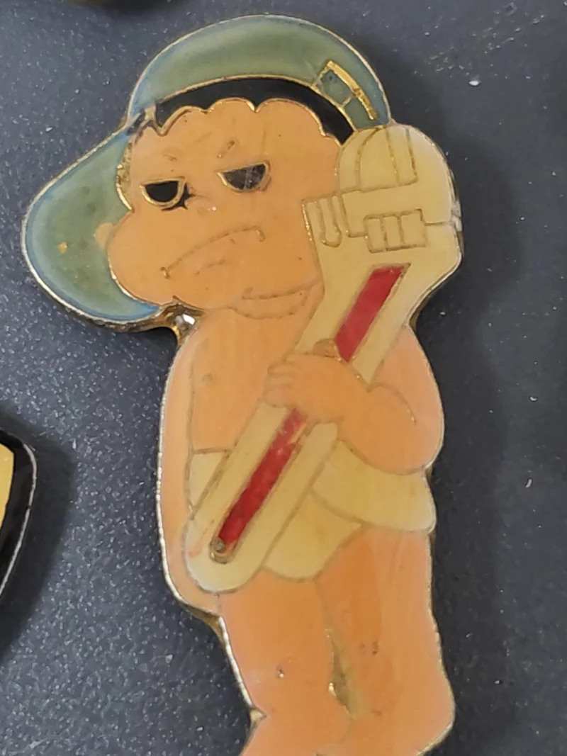 Pin's ancien vintage collection rétro, badge broche décoratif années passées
