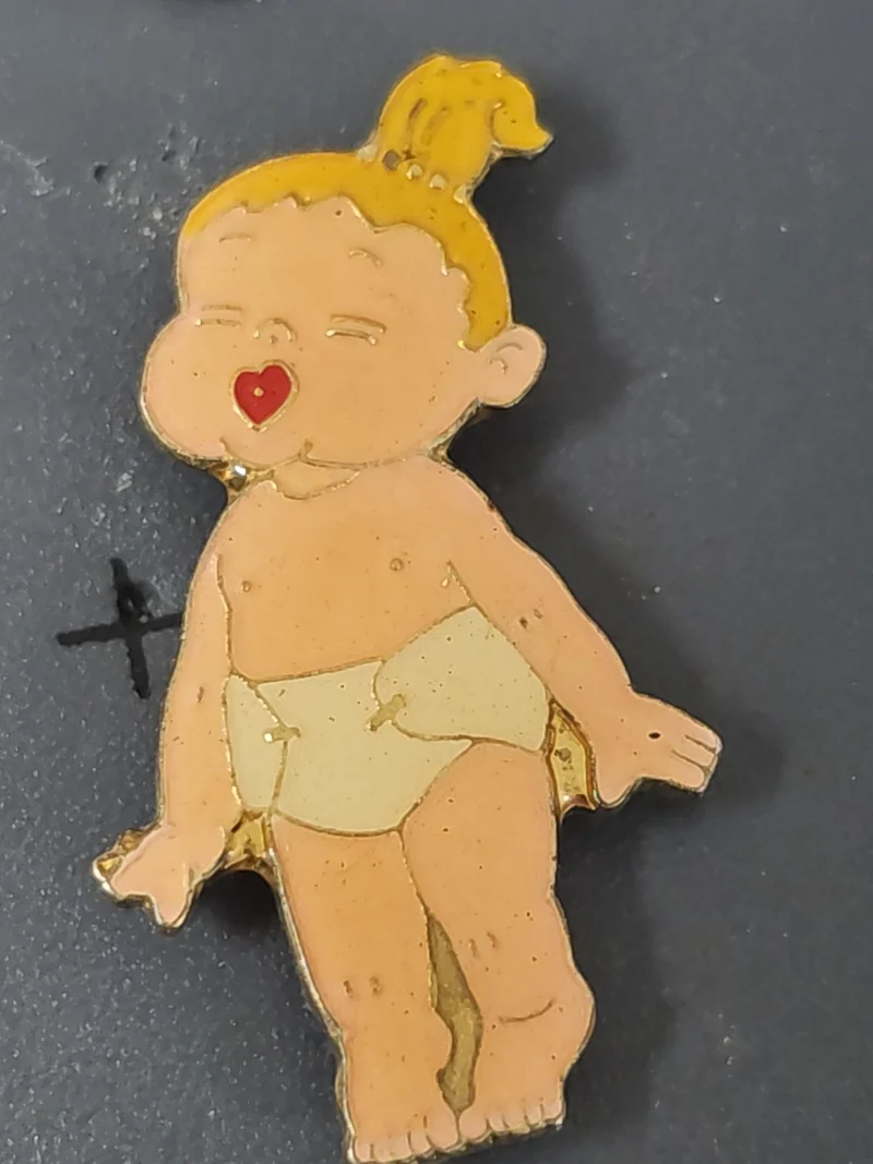 Pin's ancien vintage rétro pour collectionneur, badge publicitaire ou décoratif