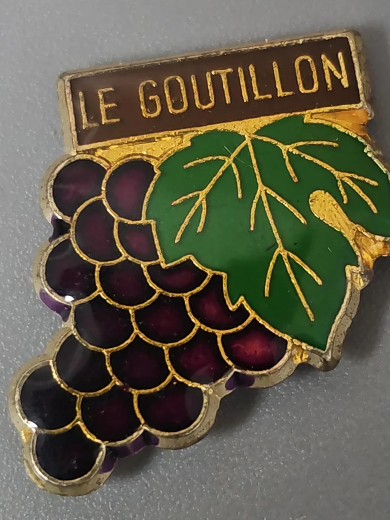 Pin's rétro ancien Le Goutillon badge collection vintage objet publicitaire Fran