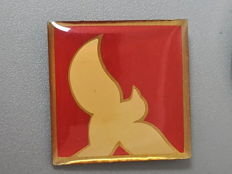 Pin's rétro ancien, badge collection vintage, accessoire décoratif années 80-90