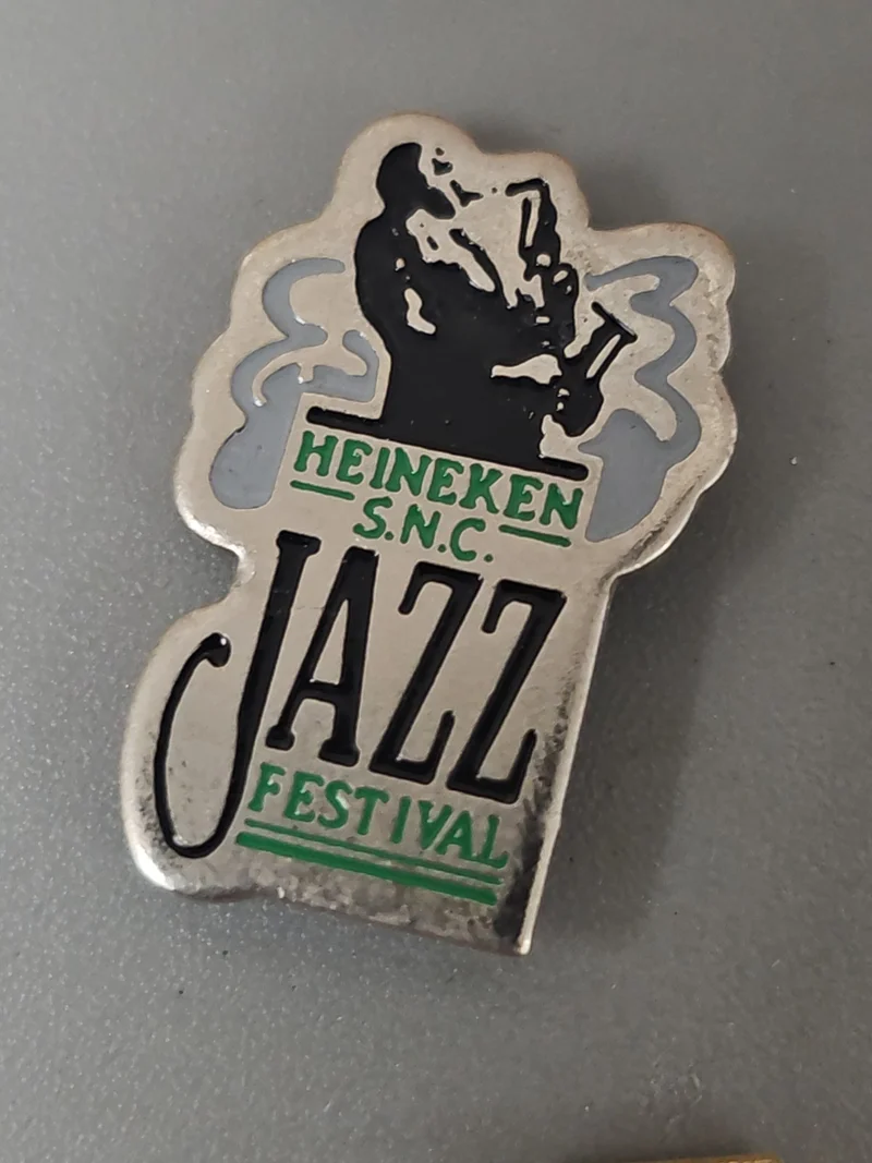Pin's ancien rétro thème jazz collection vintage musique badge broche décorative
