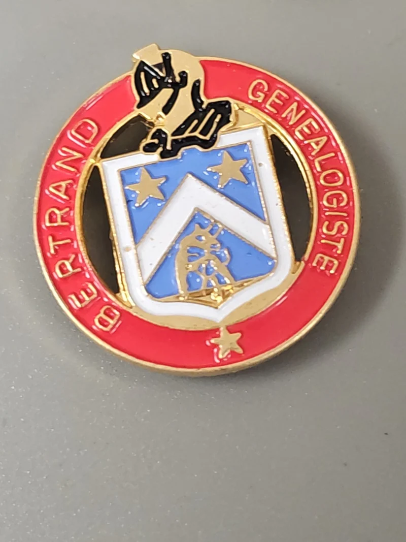 Pin's ancien rétro Bertrand généalogiste collection vintage badge rare France