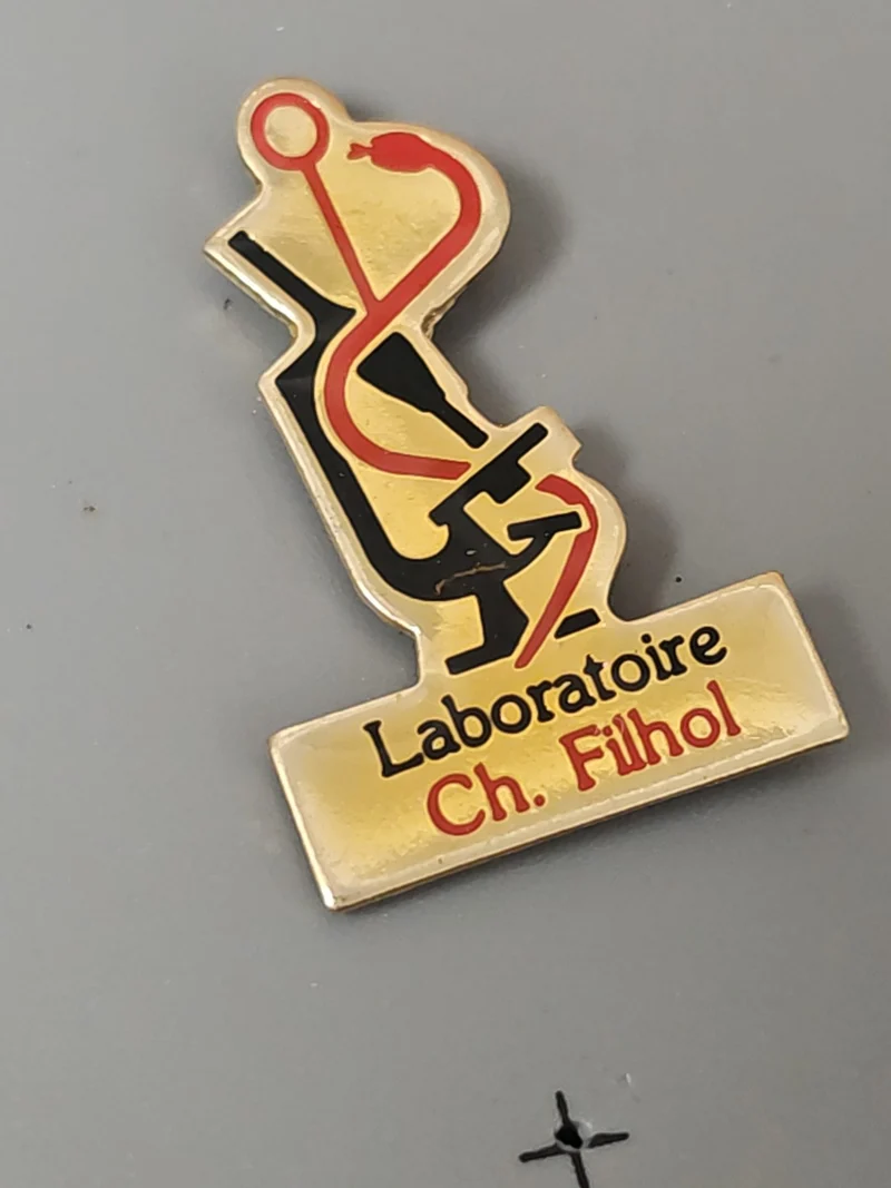 Pin's rétro ancien laboratoire CH Fihol badge collection vintage rare France