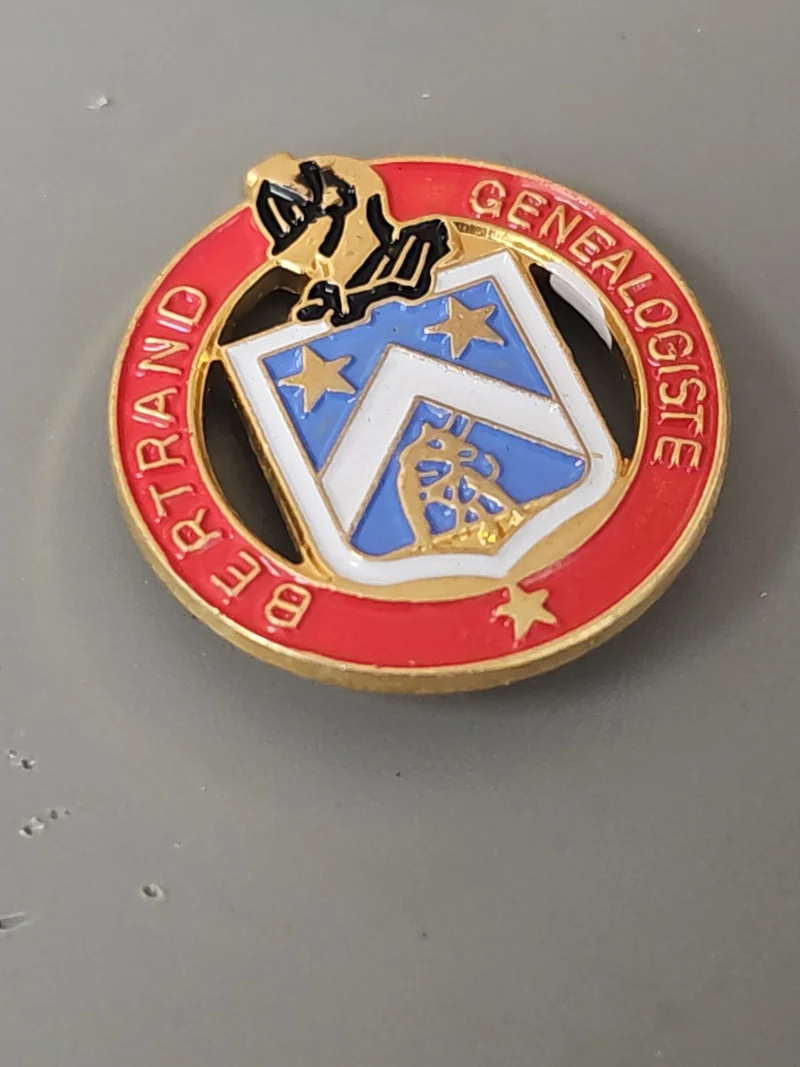 Pin's vintage ancien Bertrand généalogiste collection badge rétro France rare