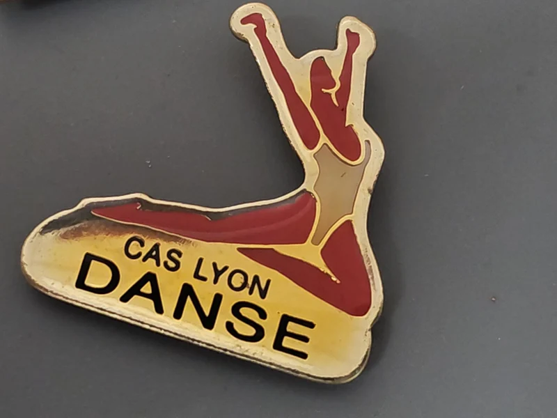 Pin's vintage ancien CAS Lyon danse, badge collection rétro France années 80