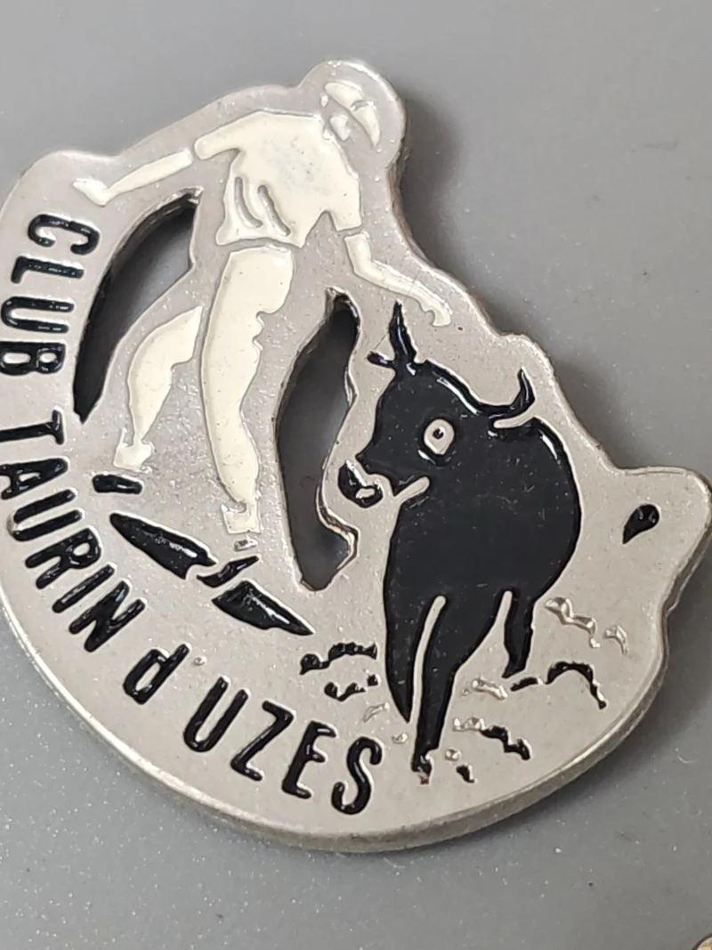 Pin's ancien club taurin Uzès vintage ? badge rétro collection tauromachie Franc