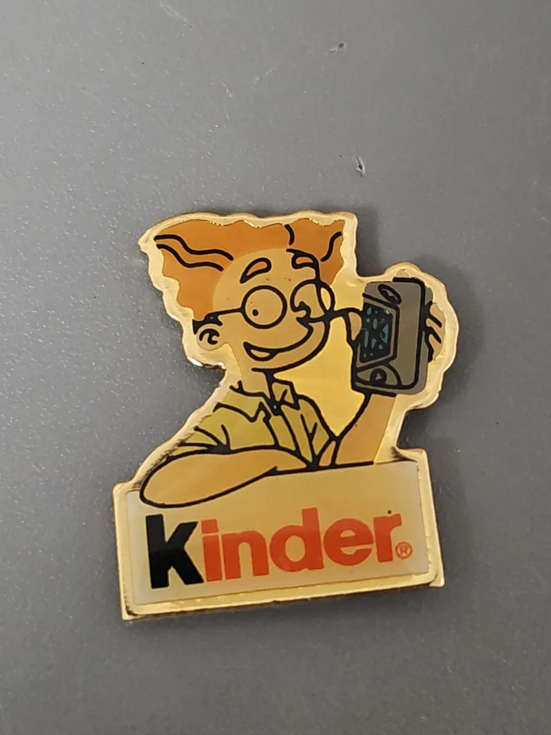 Pin's rétro ancien Kinder, badge collection vintage, accessoire original d'occas