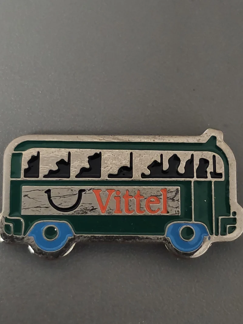Pin's ancien Vittel rétro, badge publicitaire vintage collection France années 9