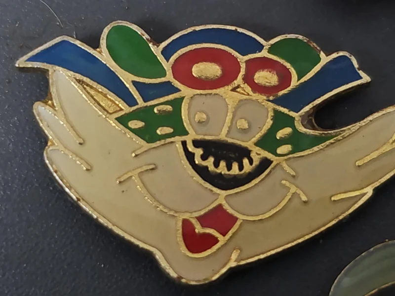 Pin's vintage ancien collection rétro badge broche décoratif pour amateur d'obje