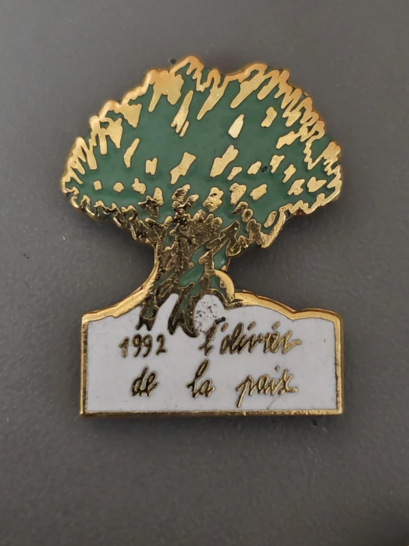 Pin's ancien rétro 1992 L'Olivier de la Paix ? Badge collection vintage France